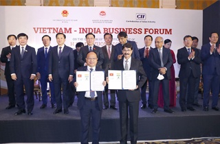 December 17, 2021 in New Delhi. Exchanging the MoU between Sami-Sabinsa Group, India and Tan Thanh Holdings, Vietnam was witnessed by Vietnam’s President of National Assembly H.E. Vuong Dinh Hue, Dy. Prime Minister Mr. Le Minh Khaiy, General Secretary of National Assembly, Minister of Natural Resources and Environment, Ambassador of Vietnam in India and Sri Suresh Prabhu, M.P. Rajya Sabha, Mr. C. Banerjee, Director General, CII at the Vietnam - India Business Forum