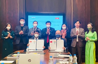 December 16, 2021 in New Delhi. The Secretary-General of the National Assembly, H. E. Bui Van Cuong and Deputy Minister of Health Prof. Tran Van Thuan witnessed the signing ceremony of the MoU between Tan Thanh Holdings, Vietnam and Sami-Sabinsa Group, India on developing the medicinal herbs value chain in Vietnam