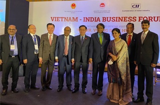 Dr. Saklani and Mr. Le Thanh with President of National Assembly H.E. Vuong Dinh Hue and Sri Suresh Prabhu, M.P. Rajya Sabha
